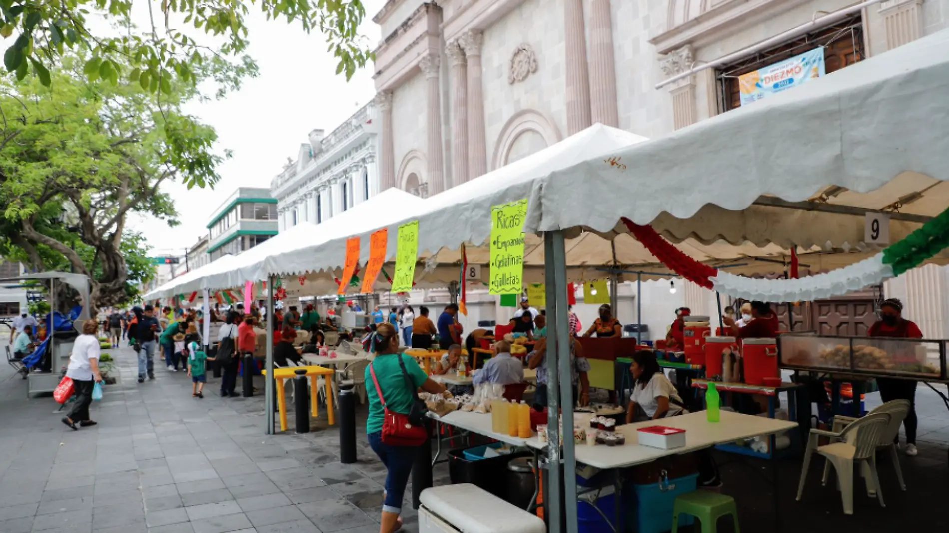 Los puestos de comida se extendieron frente a la catedral